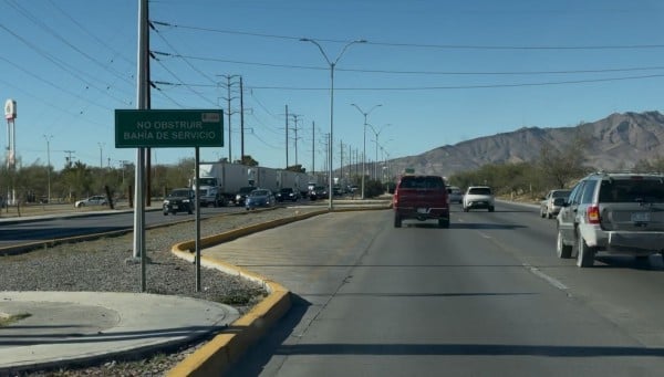 Fila de tráileres en el puente Zaragoza supera los 15 kilómetros