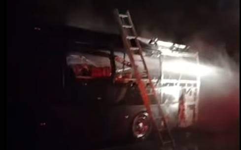 Autobús de turismo termina calcinado en Amatlán de los Reyes; no hay lesionados