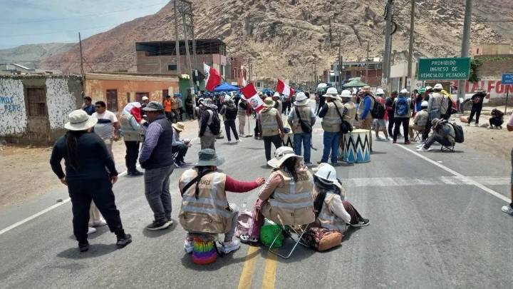 Comienzan los bloqueos en la Panamericana Sur: Mineros informales cierran carretera en Ocoña exigiendo el Reinfo