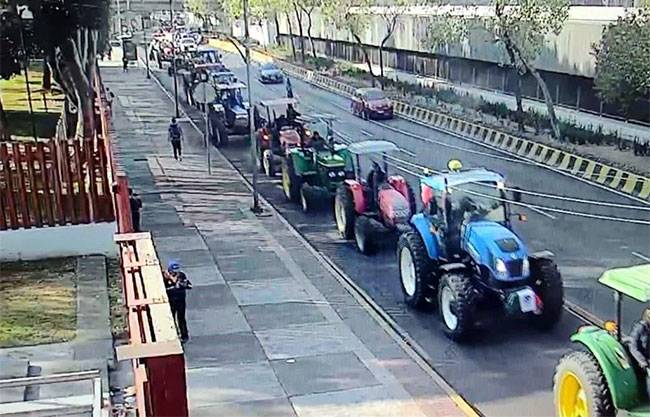 Caravana de tractores llega a San Lázaro en protesta contra reforma de aguas
