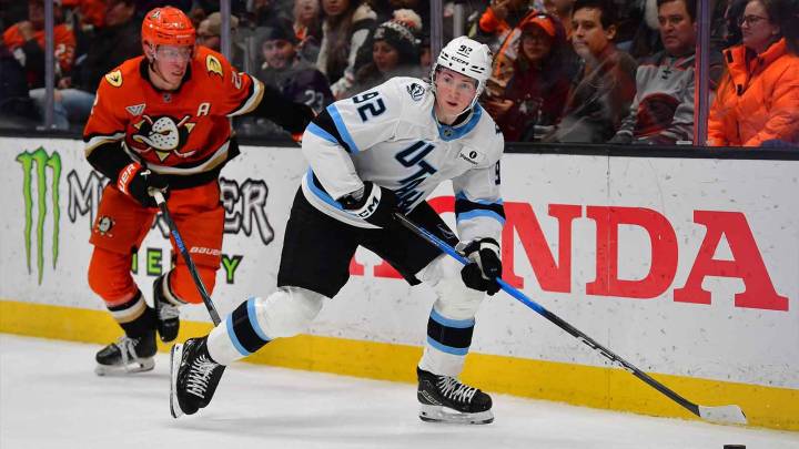 Mammoth’s Logan Cooley hit with brutal timeline after lower