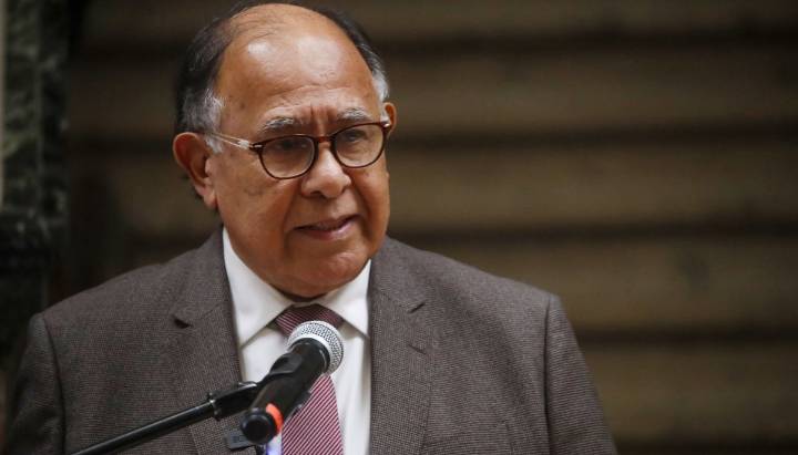 Anulan votación de comisión revisora de la acusación constitucional contra Simpertigue por error en entrega de documentos