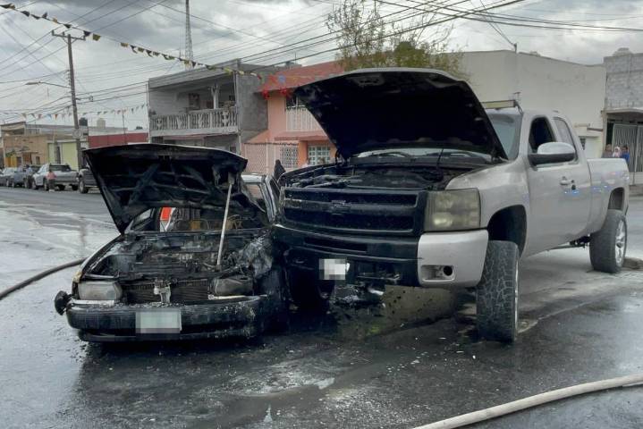 Saltillo: choque en la Bellavista termina con taxi y camioneta envueltos en llamas