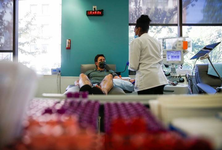 Donar plasma o vender tamales: así sobreviven los indocumentados que nadie quiere contratar