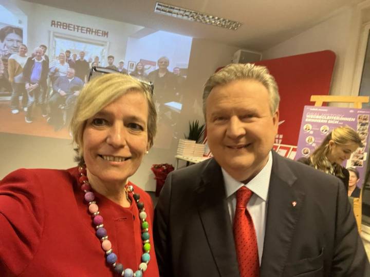 Ceremonia de entrega de diplomas de la Academia Política de Viena: una celebración del compromiso cívico en presencia del Alcalde Dr. Michael Ludwig