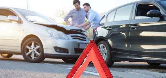 Daños materiales, deja choque de autos