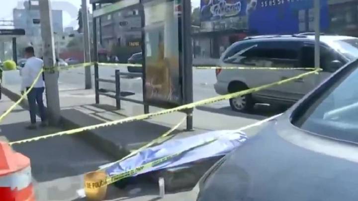 Muere una persona tras desplomarse afuera del Metro Zapata