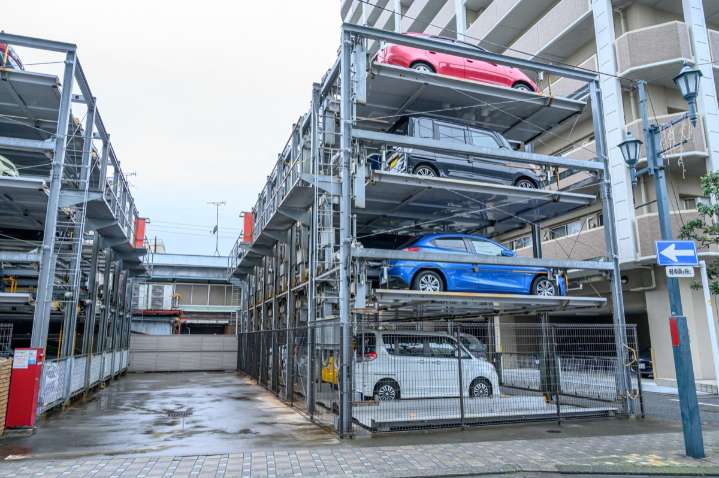 Japan's automated parking robots stack cars like vending machines