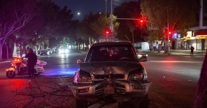 Camioneta derriba árbol y poste frente a la FGE y es abandonada