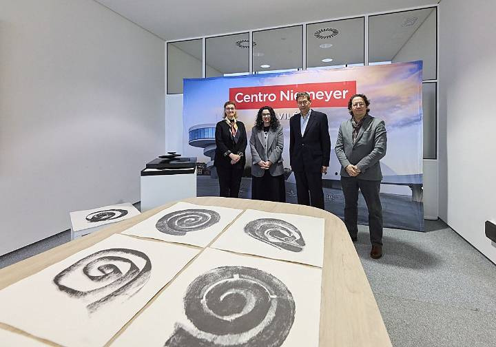 La familia de Martín Chirino dona 'El viento, espiral de una rosa' al Centro Cultural Oscar Niemeyer