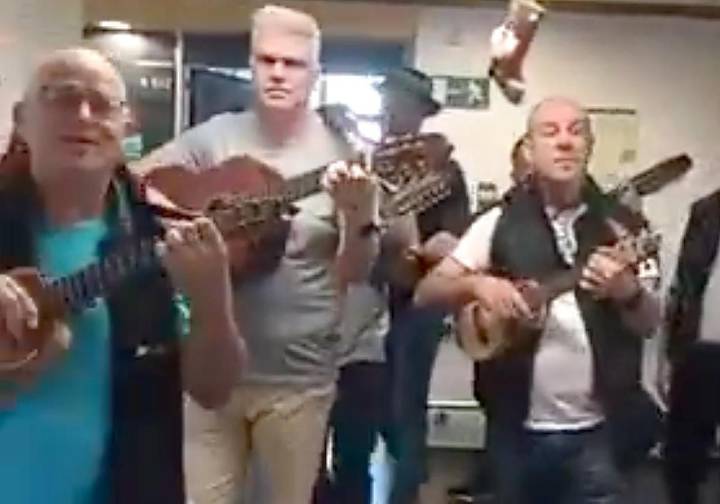 La sorpresa musical de Los Gofiones a los pacientes del Hospital Doctor Negrín