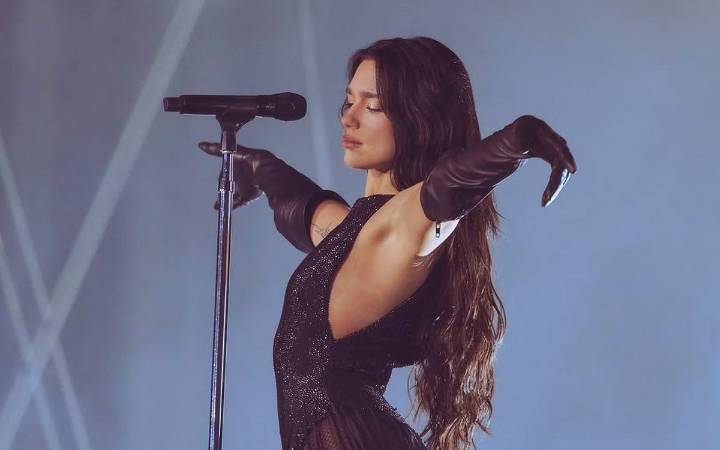 Dua Lipa emociona al público mexicano y canta 'Bésame mucho' en el Estadio GNP