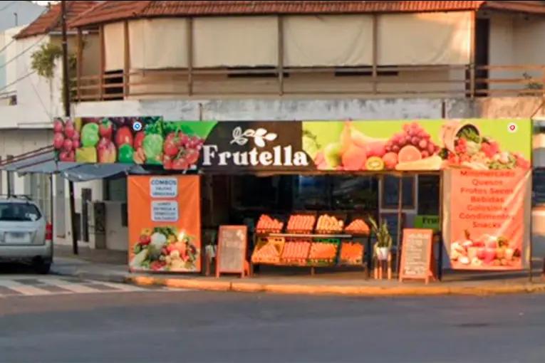 Delincuente rompió vidriera y robó dinero de caja registradora en verdulería de Paraná