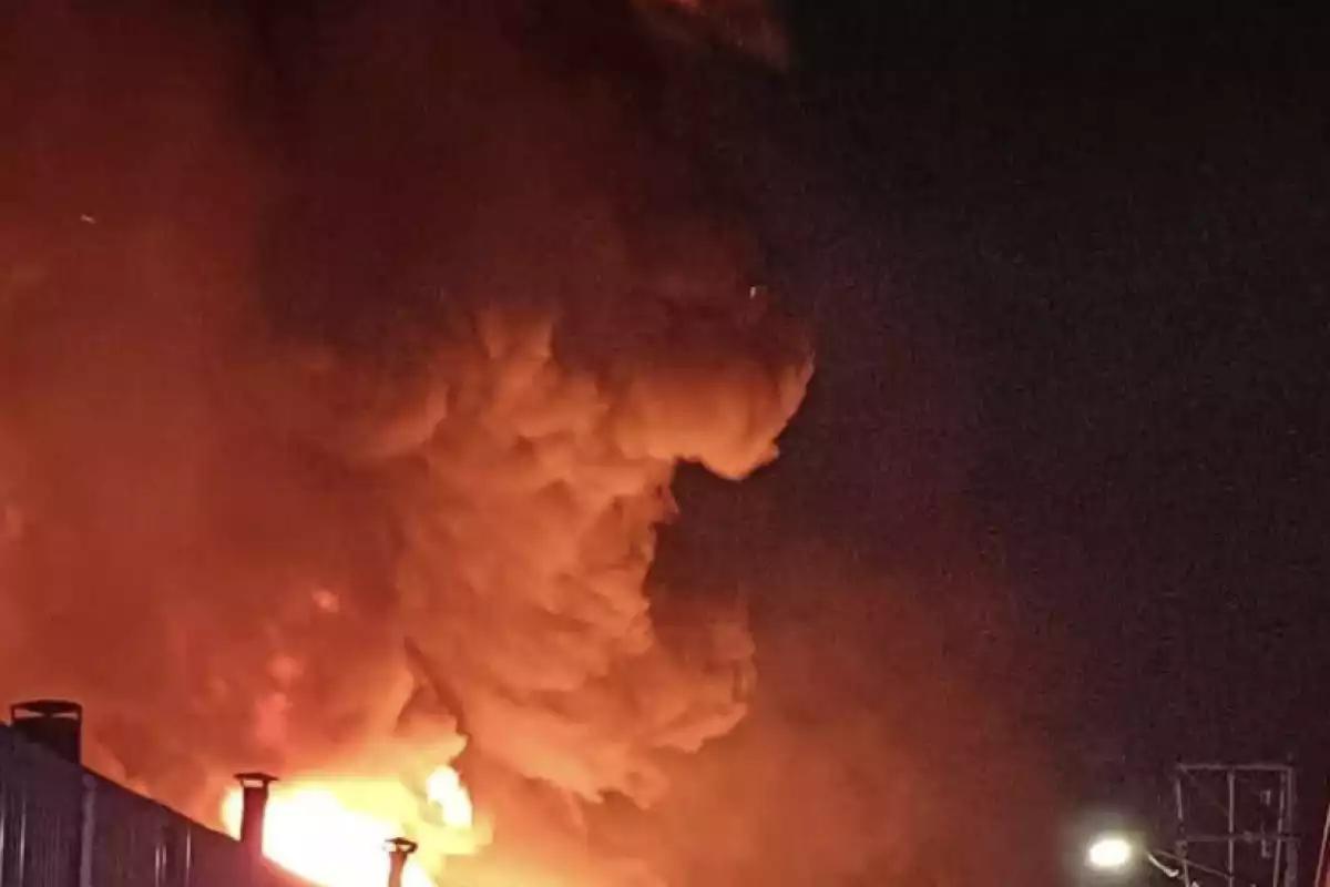 VIDEO: Reportan incendio en fábrica de colchones de Ixtapaluca, Edomex