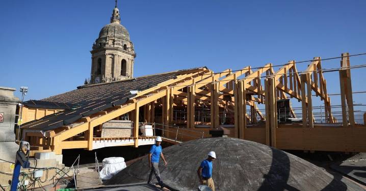 Las obras del tejado de la Catedral de Málaga finalizarán casi un año más tarde de lo esperado