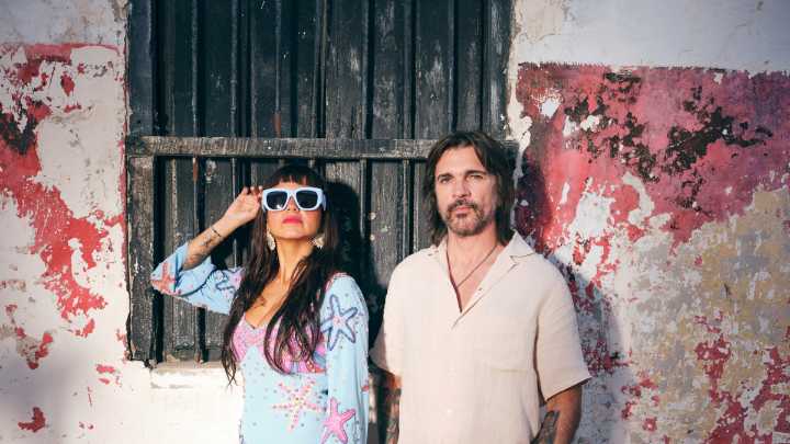 Juanes y Bomba Estéreo presentan su explosiva colaboración: 'Muérdeme', una cumbia con sabor 'retro'
