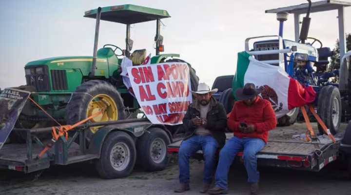 Transportistas amagan con bloquear carreteras, casetas y puentes
