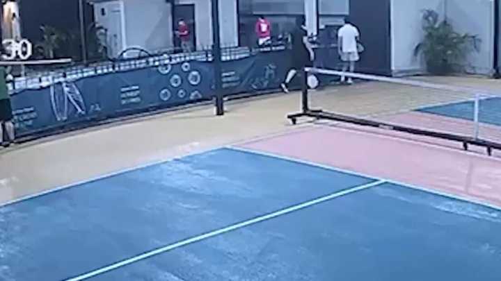 Accidente fatal en Malasia: jugador de pickleball murió trágicamente tras caer desde un tercer piso de un club deportivo