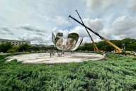 Después de dos años. Con la instalación del último pétalo que fue destrozado por un temporal, la Floralis ya está completa