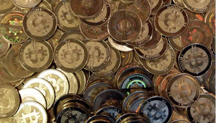Bitcoin cae por debajo de 85.000 dólares en desplome de criptomonedas