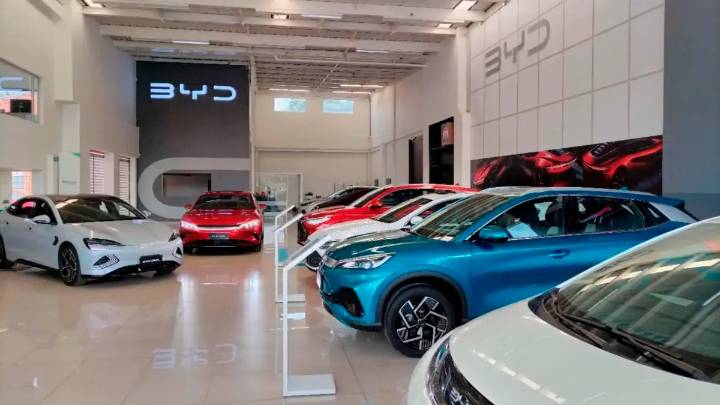 BYD apunta a los 10.000 carros eléctricos vendidos en Colombia, y así competirle de ‘tú a tú’ a Tesla