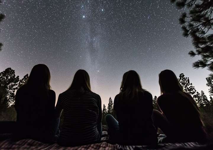 Descubre las maravillas del cielo nocturno en diciembre: superluna, dos lluvias de meteoros y hasta un solsticio