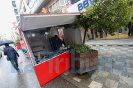 Una furgoneta arrasa una caseta del mercadillo navideño