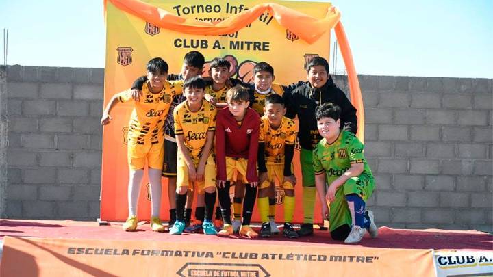 La Escuela de Fútbol del Club Atlético Mitre celebra su 2° aniversario con un…