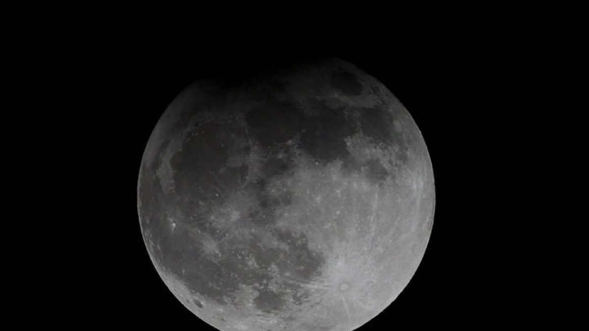 La superluna de diciembre que no verás igual hasta 2042 despide el año con un brillo histórico