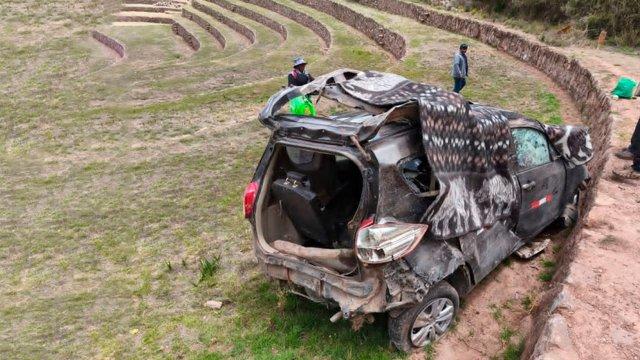 Auto cae a los andenes de Moray y causa daños en área arqueológica