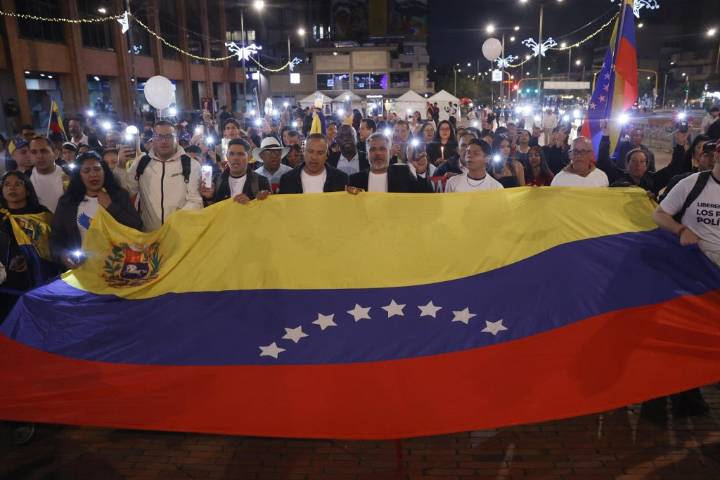 Venezolanos en Bogotá se manifiestan en apoyo a María Corina Machado...