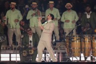 Bad Bunny sufre caída durante su primer concierto en México