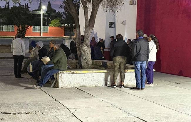 Madrugan saltillenses para registro de Pensiones del Bienestar