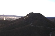 Iluminan la cruz del Cerro Grande durante toda la temporada navideña