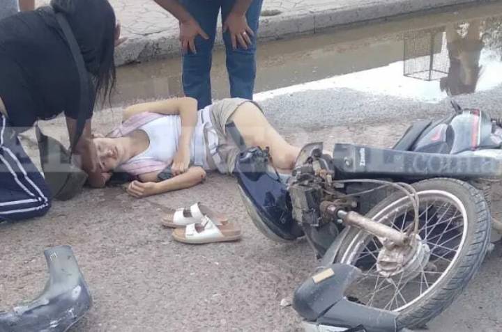 Insólito accidente en el interior: por mirar el celular, una mujer en moto chocó contra una camioneta