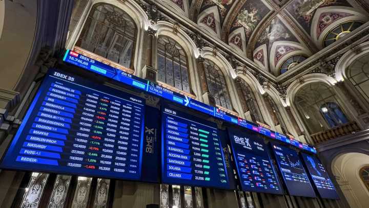El Ibex 35 rompe la racha alcista y cierra en los 16.600 tras alcanzar un nuevo máximo histórico