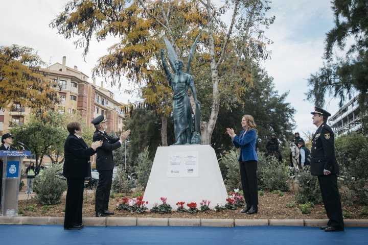 Castellón inaugura la escultura del ‘Ángel Custodio’ y estrena el Paseo de la Policía Nacional por su bicentenario
