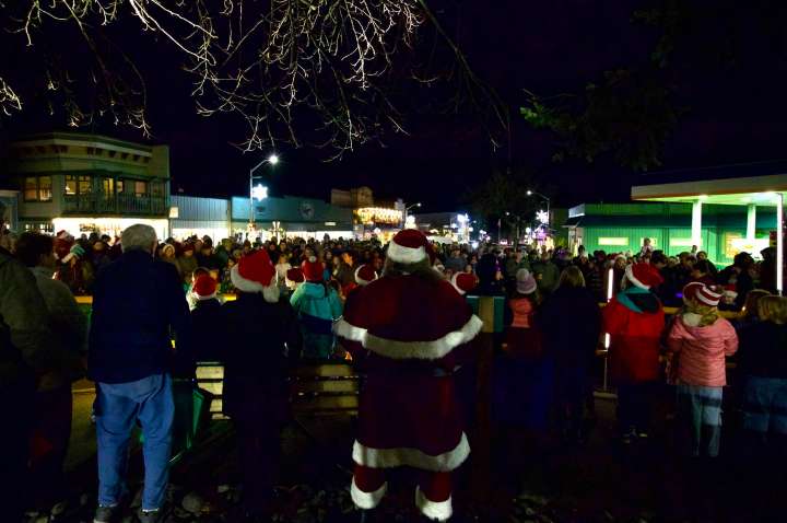 Islanders brave wind to partake in the holiday spirit