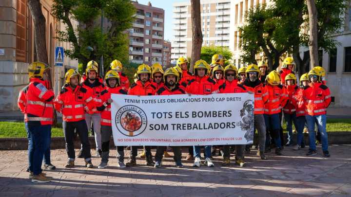 87 bomberos voluntarios de Tarragona presentan una demanda contra la Generalitat reclamando derechos laborales