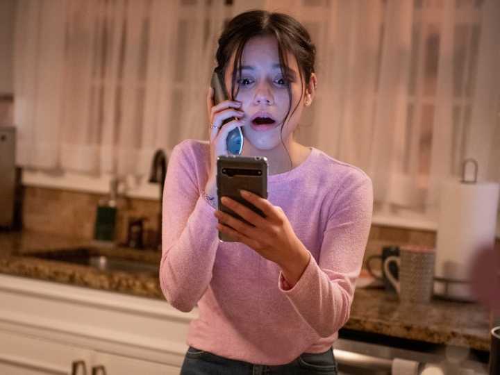 ¿Quién es esta niña que comenzó a actuar por un comentario de Facebook y hoy es la reina del terror adolescente?