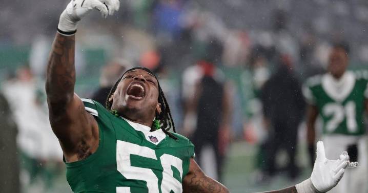 Quincy Williams arrives in Joker makeup for Jets' Gotham City game against Dolphins