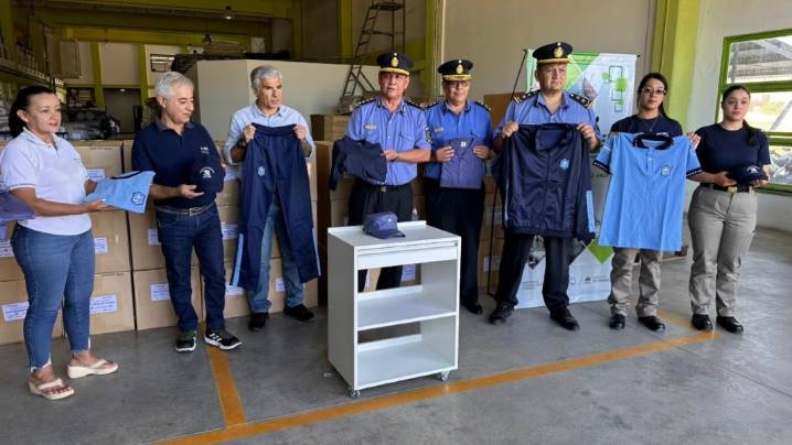 Concretan la última entrega anual de uniformes a la Policía