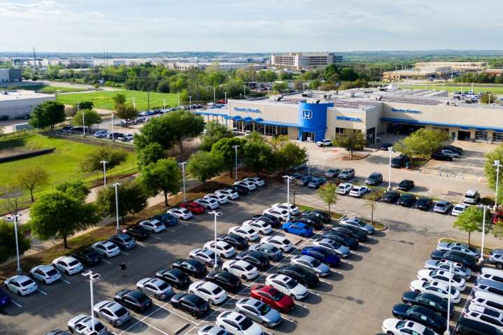 Trump plans to weaken vehicle mileage rules that limit greenhouse gases