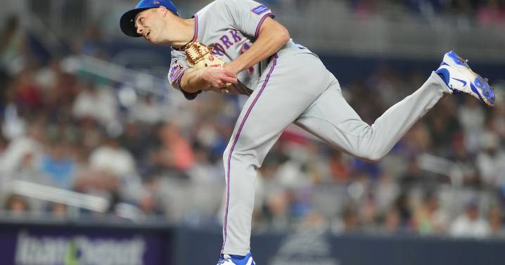 Blue Jays reportedly sign reliever Tyler Rogers, acquire right