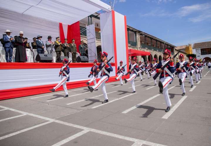 Celebran Desfile Cívico-Militar por el 201° aniversario de la Batalla de Ayacucho