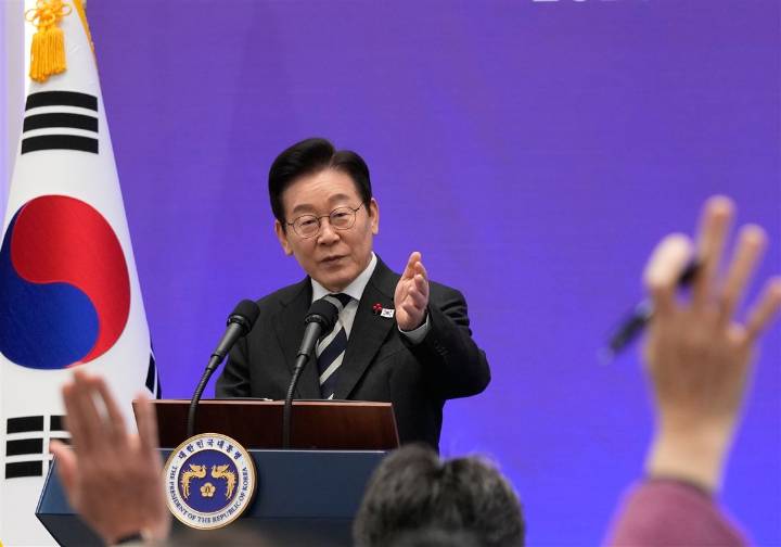 South Korean president weighs apology to North Korea over allegations of leafleting and drone use