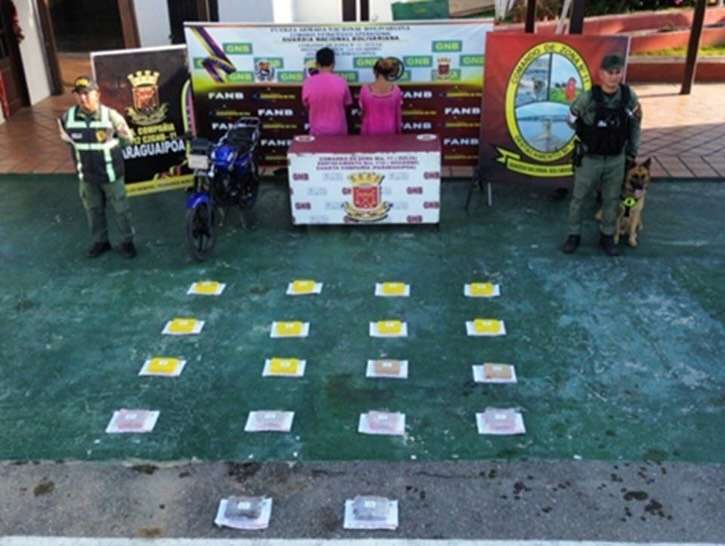 Decomisan 18 panelas de presunta marihuana