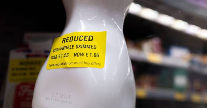 Best times for Christmas Eve 2025 yellow sticker supermarket deals