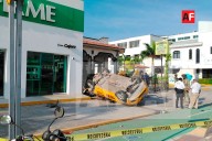 Dos mujeres lesionadas tras volcadura de taxi en el bulevar costero de Manzanillo