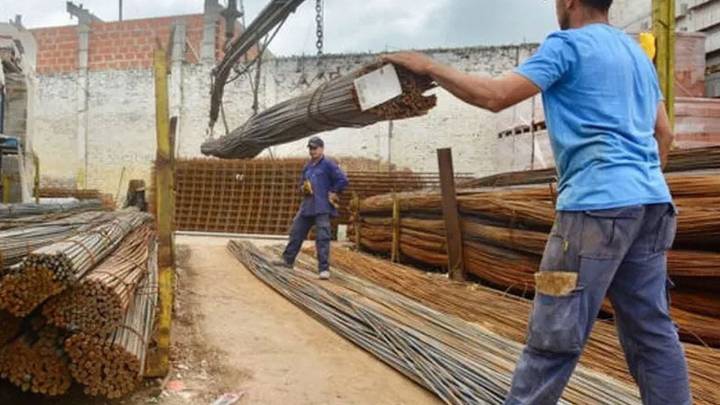 Indec: en octubre la construcción se incrementó 8%, pero la producción industrial retrocedió 2,9%